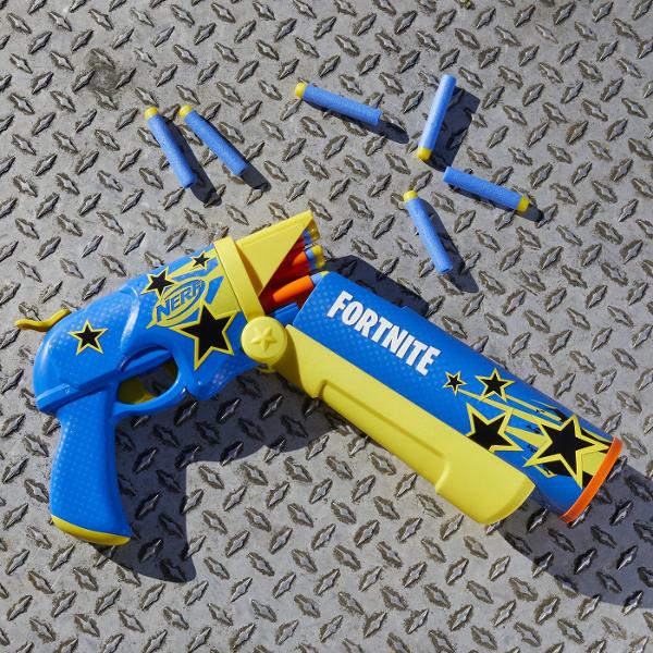 Lansatorul Nerf Fortnite Half Tone Hero este inspirat de echipamentul folosit in Fortnite si vine in ambalajul Half Tone Hero Wrap din popularul joc video Include un cod bonus pentru a debloca Half Tone Hero Wrap in joc Lansatorul Nerf are o teava cu deschidere pentru o modalitate distractiva de a incarca darts Are o capacitate de 6 darts si include 12 darts din spuma Nerf Elite oferindu-ti proiectile suplimentare pentru reincarcare Dispune de o actiune cool de amorsare cu ciocan Cu 