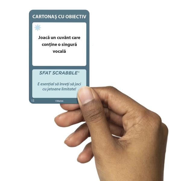 Redescopera placerea jocurilor de cuvinte cu Scrabble editia clasica ce include jetoane si suporturi din lemn pentru o experienta autentica si durabila Tabla de joc are doua fete oferind 2 jocuri intr-unul singur varianta Classic Scrabble pentru competitie strategica si varianta Scrabble Together pentru o experienta mai accesibila si colaborativa Jucatorii formeaza cuvinte incrucisate pe tabla acumuland puncte in functie de valoare literelor si a spatiilor speciale Setul este potrivit 
