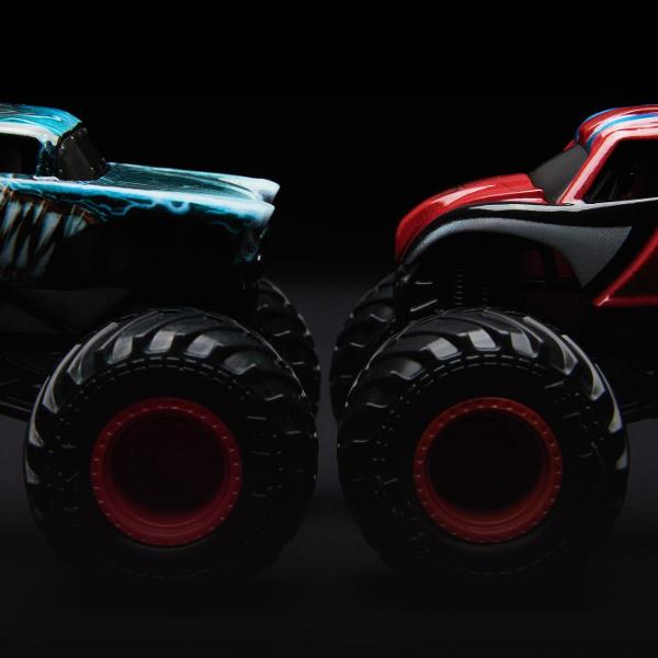 Setul Monster Jam set 2 Masinute Metalice aduce fata in fata doua modele spectaculoase inspirate din universul supereroilor pregatite pentru confruntari pline de adrenalina Fiecare pachet include doua masini cu design tematic decorate in culorile si stilul personajelor Marvel realiza cu detalii atent finisate si roti supradimensionate specifice competitiei Monster Jam Masinile sunt construite pentru curse sarituri si impacturi spectaculoase incurajand jocul dinamic si imaginativ Exista 