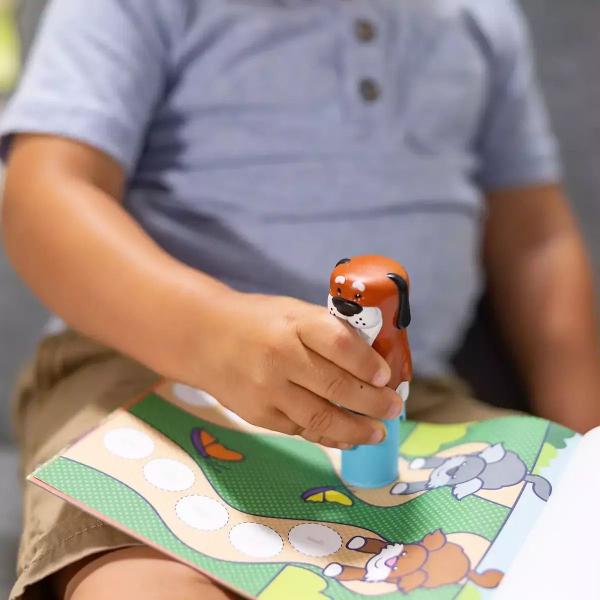 Melissa and Doug Sticker Wow este un set creativ de joaca pentru copii de la 3 ani in sus conceput pentru activitati distractive cu stickere Fiecare set include un aplicator tip stampila cu personaj reincarcabil care distribuie stickere individuale pe paginile incluse in caietul de activitate Setul contine aproximativ 300 de stickere si un caiet cu 24 de pagini pline de jocuri provocari si ilustratii colorate care incurajeaza copiii sa lipeasca sa potriveasca si sa completeze diferite 