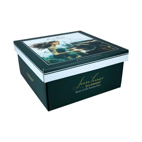 Can&259; rafinat&259; din por&539;elan fin cu o capacitate de 350 ml decorat&259; cu un design artistic din colec&539;ia &bdquo;Muzica sufletului feminin&rdquo; semnat&259; de Laura Lozano Ilustra&539;ia delicat&259; prezint&259; o t&acirc;n&259;r&259; care c&acirc;nt&259; la pian aflat&259; &icirc;ntr-un c&acirc;mp plin de flori s&259;lbatice cre&acirc;nd o atmosfer&259; poetic&259; &537;i plin&259; de sensibilitatep 