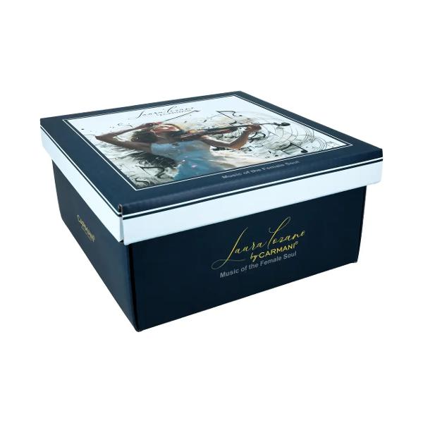 Can&259; elegant&259; din por&539;elan fin cu o capacitate de 350 ml decorat&259; cu un design artistic din colec&539;ia &bdquo;Muzica sufletului feminin&rdquo; semnat&259; de Laura Lozano Ilustra&539;ia delicat&259; surprinde o t&acirc;n&259;r&259; care c&acirc;nt&259; la vioar&259; &icirc;nconjurat&259; de pomi &icirc;nflori&539;i &icirc;ntr-un cadru poetic ce &icirc;mbin&259; armonios natura cu sensibilitatea muziciip 