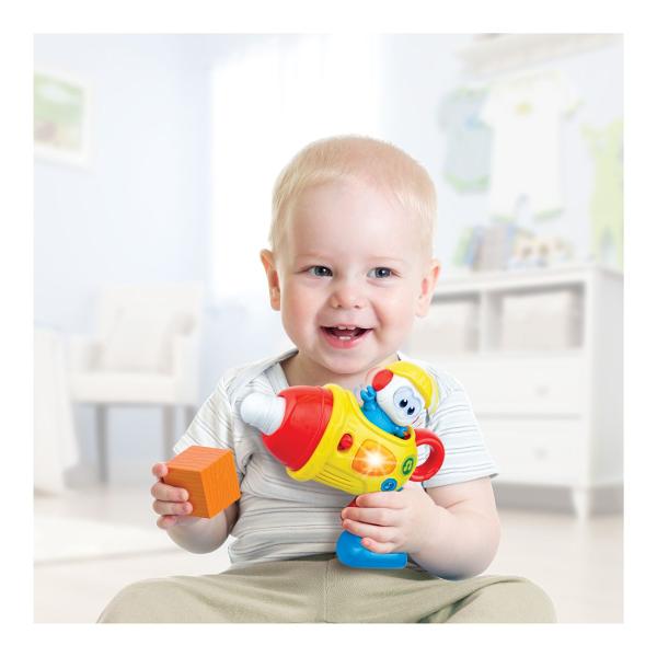 Winfun SET DE SCULE PENTRU MICUL CONSTRUCTOR este o jucarie interactiva conceputa pentru copiii de la 6 luni ideala pentru dezvoltarea abilitatilor motorii si a coordonarii Setul include unelte de jucarie colorate precum o bormasina interactiva si un ciocan special create pentru mainile mici ale copiilor usor de prins si de utilizare Bormasina este prevazuta cu butoane care activeaza sunete melodii vesele si efecte luminoase stimuland auzul si atentia copilului Functiile interactive 