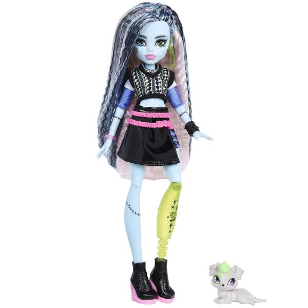 Descopera stilul electrizant din universul Monster High cu papusa Frankie Stein un personaj iconic cu un look modern si accesorii pline de personalitate Frankie impresioneaza prin parul lung in nuante contrastante si tinuta statement compusa din rochie neagra cu detalii grafice si elemente inspirate din tema electrica Accesoriile incluse completeaza povestea de la ochelari si bautura tematica pana la telefon gustare si un adorabil animal de companie Fiecare detaliu reflecta spiritul 