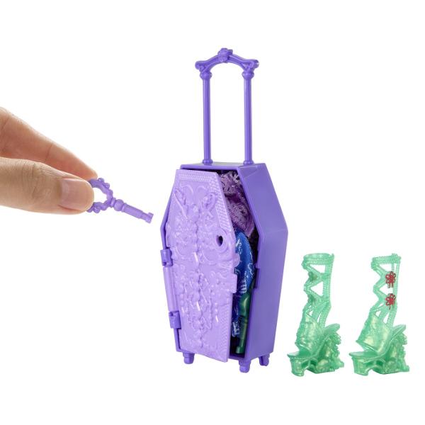 Descopera misterele din universul Monster High cu Skulltimate Secrets un pachet plin de surpriza si transformari spectaculoase In interior se afla papusa inspirata din tematica exotica cu tinute si accesorii ascunse ce pot fi dezvaluite pas cu pas Setul include peste 19 surprize si mai mult de 125 de combinatii de styling oferind numeroase posibilitati de personalizare a look-ului Copilul poate debloca compartimentele cu ajutorul cheii incluse descoperind haine accesorii si elemente 