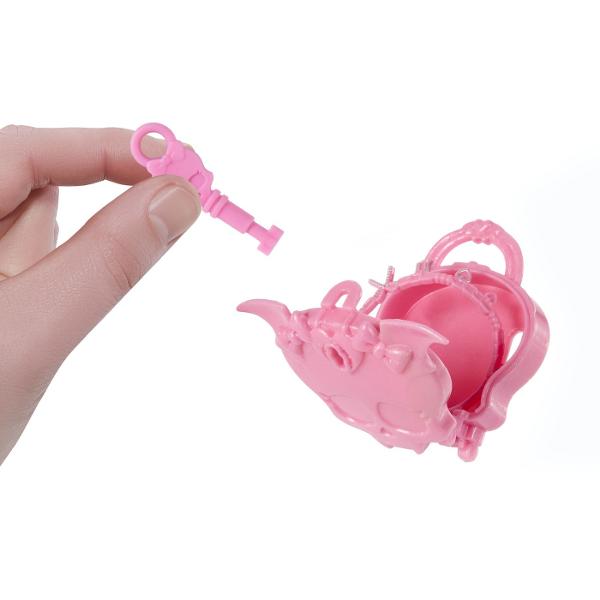 Descopera universul plin de mister si stil din colectia Monster High Skulltimate Secrets cu papusa Draculaura intr-o editie speciala cu surpriza Setul include peste 19 surprize si ofera mai mult de 125 de combinatii de styling permitand personalizarea completa a tinutelor si accesoriilor Copilul poate debloca compartimentele secrete cu ajutorul cheii incluse dezvaluind haine accesorii si elemente tematice inspirate din atmosfera exotica a oazei Papusa impresioneaza prin tinute in nuante 