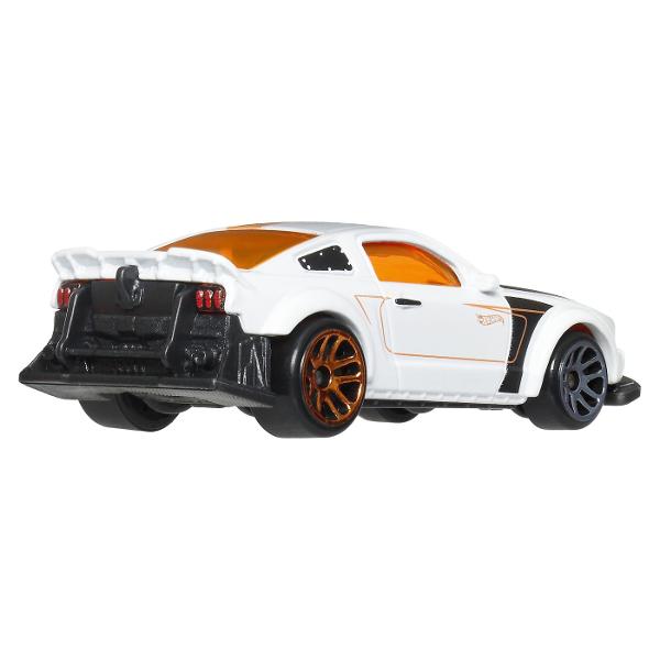 Setul Hot Wheels Silver Series Legends include sase vehicule spectaculoase inspirate din modele custom si masini performante apreciate in cultura auto moderna Fiecare masinuta este realizata din metal turnat cu detalii atent finisate grafica distinctiva si elemente de design agresiv specifice stilului Hot Wheels Colectia reuneste modele precum Hot Wheels Ford Transit Connect 2005 Ford Mustang Baja Truck Loop Coupe Bone Shaker si 2018 COPO Camaro SS oferind o combinatie echilibrata 