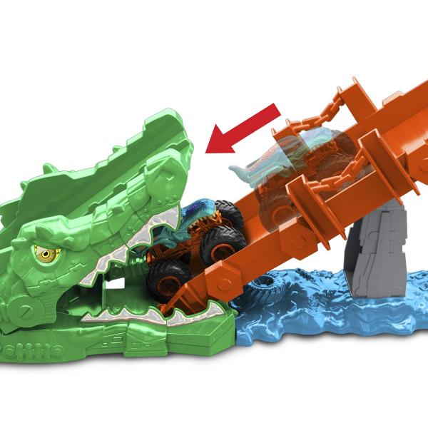 Pregateste-te pentru actiune la scara mare cu setul Hot Wheels Monster Trucks Provocarea Crocodilului cu masinuta inclusa o provocare spectaculoasa plina de viteza si impact Arena este dominata de un crocodil urias cu falci deschise gata sa prinda camionul Monster Truck in timpul cursei Copilul lanseaza vehiculul pe rampa tintind direct spre tinta pentru a dobori obstacolul si a invinge crocodilul Setul include un Monster Truck Mega Wrex realizat in stil robust cu roti supradimensionate 