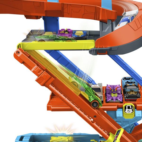 Descopera adrenalina si versatilitatea cu setul Hot Wheels City un garaj spectaculos 2 in 1 care se transforma rapid din spatiu de parcare intr-o pista plina de cascadorii Structura modulara permite configurarea in mod garaj pentru depozitarea masinutelor sau in mod stunt pentru lansari rapid si trasee dinamice Setul include o masinuta Hot Wheels si multiple niveluri cu rampe platforme si mecanisme de lansare care ofera actiune continua Capacitatea de stocare generoasa permite organizarea a 