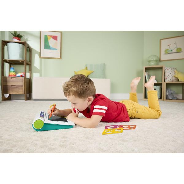 Biroul De Invatare Fisher-Price este conceput pentru a incuraja invatarea si creativitatea copiilor prin activitati interactive si distractive Suprafata de scriere tip LCD permite desenarea si exersarea scrisului fara murdarie folosind stiloul special inclus Panourile colorate si rotita interactiva ofera activitati de invatare cu forme imagini si secvente simple care stimuleaza gandirea logica si recunoasterea vizuala Setul include si sabloane pentru forme incurajand copiii sa exploreze 
