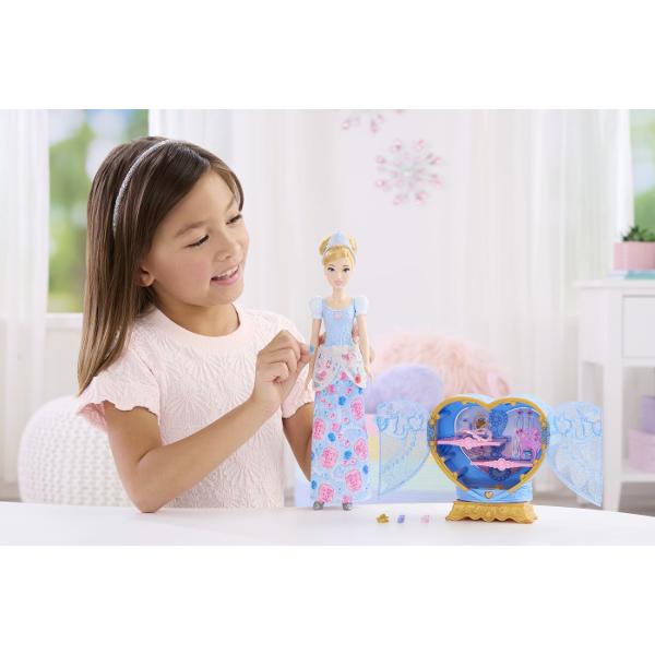 Setul Disney Princess Jewel Reveal aduce magia povestilor Disney intr-o experienta plina de surprize Ambalat intr-o cutie eleganta in forma de inima stralucitoare setul ascunde in interior o papusa Cenusareasa inspirata din universul Printeselor Disney si multiple accesorii surpriza Copiii pot deschide compartimentele pentru a descoperi treptat elementele incluse precum accesorii de moda si detalii inspirate din poveste Designul sclipitor si mecanismul de deschidere a transformarii 
