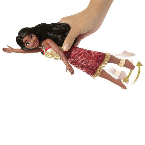 Papusa inspirata din universul Disney Vaiana 2 aduce aventura oceanului in joaca copiilor Personajul este imbracat in costumul sau traditional cu detalii inspirate din cultura insulelor tropicale si sunt par lung ondulat Setul include o figurina mica de broasca testoasa si un accesoriu in forma de stea de mare pentru a recrea scenele din poveste Papusa poate pluti in apa si are efect special de schimbare a culorii atunci cand este scufundata in apa oferind o experienta de joaca interactiva 