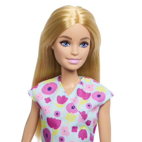 Descopera universul plin de grija si imaginatie cu papusa Barbie Doctor Pediatru un set adorabil care incurajeaza jocul de rol si dezvoltarea empatiei Barbie este imbracata in uniforma medicala colorata cu imprimeu vesel si stetoscop la gat pregatita sa aiba grija de cei doi bebelusi inclusiv in set Pachetul cu accesorii specifice unui cabinet pediatric precum pat pentru consult instrumente medicale si diverse pentru ingrijiri micutilor oferind multe posibilitati de joaca Copilul poate 