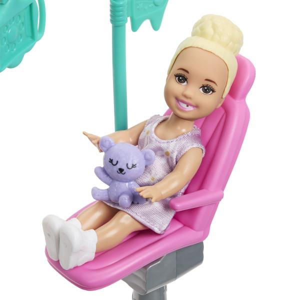 Copiii pot explora tot felul de cariere cu Barbie De la un om de stiinta la un copil de doctor papusile Barbie Careers sunt gata sa inspire povesti pentru toata lumea Barbie poarta haine detasabile cu tematica de cariera si alte accesorii pentru a spune povesti Imaginatia poate juca o lume plina de posibilitati de povestire si oportunitati de cariera cu aceasta papusa puternica gata sa inspire copiii sa fie tot ce isi doresc sa fie Acest pachet contine un set de joaca cu Barbie Dentist
