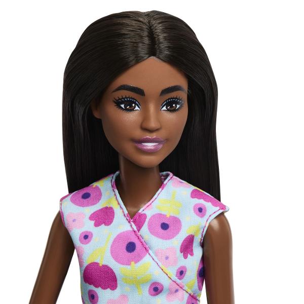 Copiii pot explora tot felul de cariere cu Barbie De la un om de stiinta la un copil de doctor papusile Barbie Careers sunt gata sa inspire povesti pentru toata lumea Barbie poarta haine detasabile cu tematica de cariera si alte accesorii pentru a spune povesti Imaginatia poate juca o lume plina de posibilitati de povestire si oportunitati de cariera cu aceasta papusa puternica gata sa inspire copiii sa fie tot ce isi doresc sa fie Acest pachet include un set de joaca Barbie Medic 