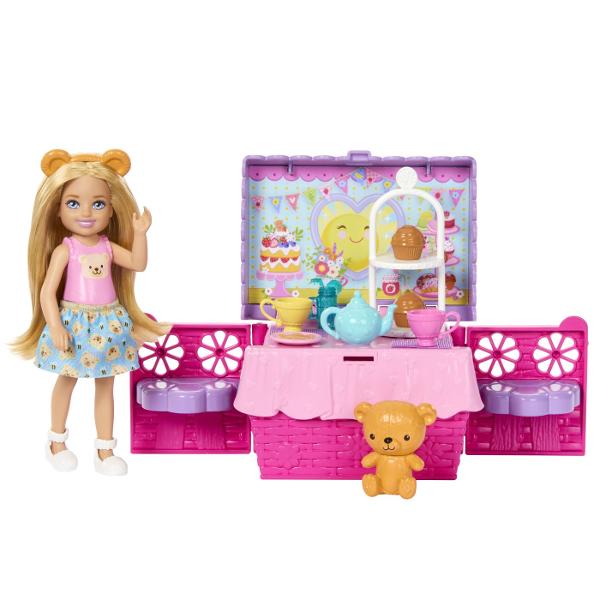 Setul Barbie Family and Friends Clubul lui Chelsea Petrecere Cu Ceai Surpriza transforma timpul de joaca intr-o petrecere vesela in aer liber Setul include o papusa Chelsea si multe accesorii tematice pentru un picnic sau o petrecere cu ceai precum cani ceainic deserturi si alte elemente decorative Standul de servire se poate transforma intr-un cos de picnic compact usor de transport si depozitat Culorile vesele si detaliile inspirate din lumea deserturilor creeaza o atmosfera jucausa 