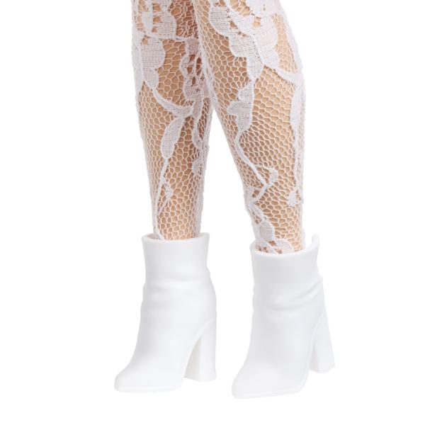 Papusa Barbie Dream Besties Malibu aduce stil prietenie si creativitate in jocul copiilor Inspirata din universul Barbie Dream Besties aceasta papusa are un look modern si plin de culoare perfect pentru a recrea aventuri si povesti alaturi de prietenele ei Papusa poarta sau rochie roz cu detalii adorabile si are parul blond lung coafat in stil modern Setul include mai multe accesorii tematice care completeaza povestea si incurajeaza jocul de rol precum un animalut de companie si obiecte 