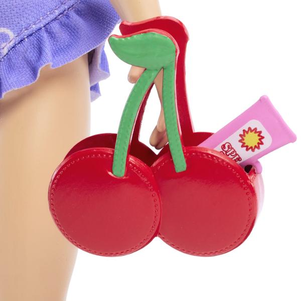 Papusa Barbie Dream Besties aduce stil prietenie si distractie in lumea jocului imaginativ Fiecare papusa are un look modern inspirat din moda actuala si vine insotita de accesorii tematice care reflecta personalitatea si hobby-urile personajului Tinutele colorate detaliile atent realizate si accesorii incluse incurajeaza copiii sa creeze povesti si aventuri alaturi de prieteni In functie de model papusile pot avea diferite stiluri de par tinute si accesorii care adauga varietate 