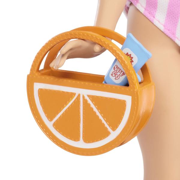 Papusa Barbie Dream Besties aduce stil prietenie si distractie in lumea jocului imaginativ Fiecare papusa are un look modern inspirat din moda actuala si vine insotita de accesorii tematice care reflecta personalitatea si hobby-urile personajului Tinutele colorate detaliile atent realizate si accesorii incluse incurajeaza copiii sa creeze povesti si aventuri alaturi de prieteni In functie de model papusile pot avea diferite stiluri de par tinute si accesorii care adauga varietate 