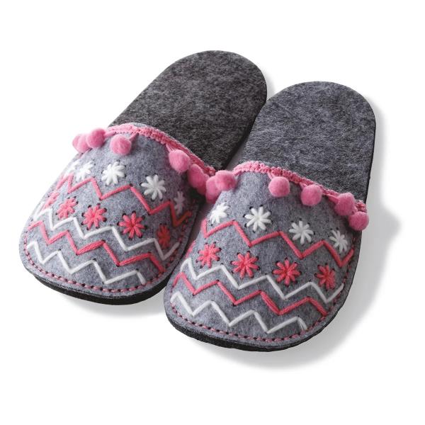 Dimensiune final&259; Aproximativ 21 x 10 x 5 cm m&259;rime potrivit&259; pentru picioare &icirc;ntre 28-31&nbsp;Transform&259; timpul liber &icirc;ntr-o aventur&259; creativ&259; cu setul de cusut papuci de cas&259; de la D-Toys Acest kit DIY este conceput special pentru micii designeri care doresc s&259; &icirc;&537;i creeze propria &icirc;nc&259;l&539;&259;minte comod&259; &537;i colorat&259; dezvolt&acirc;ndu-&537;i &icirc;n acela&537;i 