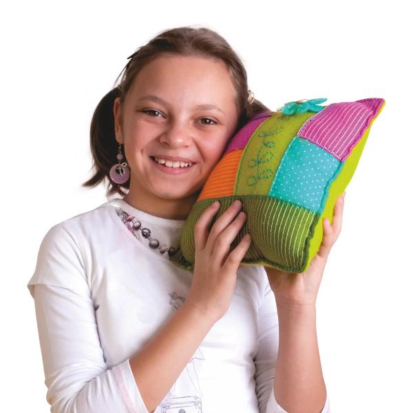 Copilul t&259;u e curios s&259; &537;tie cum se realizeaz&259; o cus&259;tur&259; Sau cau&539;i o activitate care s&259;-i &icirc;mbun&259;t&259;&539;easc&259; aten&539;ia &537;i concentrarea Ofer&259;-i setul creativ de cusut pernu&539;a colorat&259; de la ROOVI &537;i prive&537;te-l cu m&acirc;nuie&537;te abil acul a&539;a &537;i materialul textil&Icirc;n programa &537;colar&259; &icirc;nc&259; mai exist&259; ora de lucru manual &537;i nu 