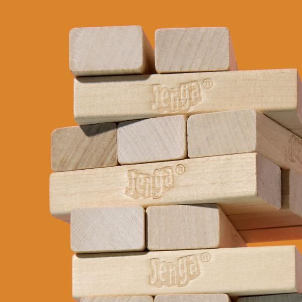 Faceti echipa construiti si alergati pentru a lua coroana Jocul Jenga este o intorsatura frenetica si distractiva a jocului clasic Jenga Jucatorii se impart in echipe si se intrec pentru a-si construi obiectul Jenga folosind blocurile din lemn de esenta tare Un coechipier descrie configuratia afisata pe card si ghidati doar de descrierea lor ceilalti se grabesc sa construiasca si sa incununeze creatia lor Dar ai grija Daca o echipa o construieste gresit sau face obiectul sa cada trebuie 