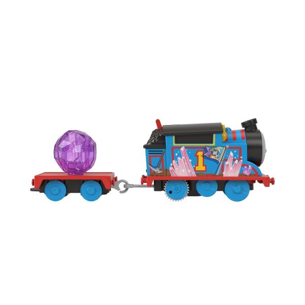 Copiii pot retrai calatoria captivanta a lui Thomas in Muntele Lookout din seria Thomas &amp Friends All Engines Go&trade cu acest set de tren motorizat pe baterii de la Fisher-Price&reg Crystal Caves Adventure Dispunand de 9 bucati de sina un pod basculant super cool si detalii si incarcatura distractive din Crystal Caves Acest set de tren plin de actiune le permite tinerilor conducatori sa-l trimita pe Thomas in cursa in pesteri pentru a-si livra incarcatura speciala din nou si 
