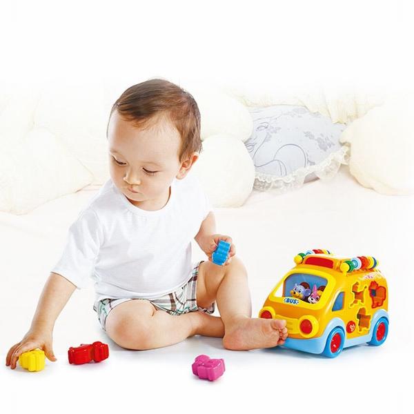 Furgoneta animalutelor cu forme lumini si sunete de la HolaToys va oferi copilului dumneavoastra momente pline de distractie si veselie iar dumneavoastra privindu-l zambete Apasa pe butoane roteste manetutele si cheitele introdu formele animalutelor corect in furgoneta aceste simple dar extrem de benefice activitati fiind benefice pentru dezvoltarea inteligentei si atrag dupa sine curiozitatea copilului in timpul jocului Luminile emise de catre aceasta ii starnesc curiozitatea 