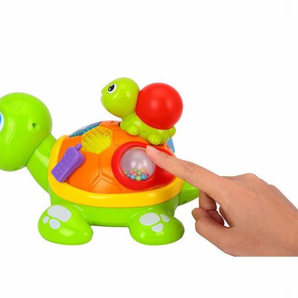 Familia testoaselor cu lumini si sunete va oferi copilului dumneavoastra momente pline de distractie si veselie iar dumneavoastra privindu-l zambete Apasa pe butoane urmareste culorile asculta sunetele aceste simple dar extrem de importante activitati sunt benefice pentru dezvoltarea inteligentei si atrag dupa sine curiozitatea copilului in timpul jocului Luminile emise de catre aceasta ii starnesc curiozitatea descoperind noi moduri de a se juca Dezvolta perceptia vizuala si 