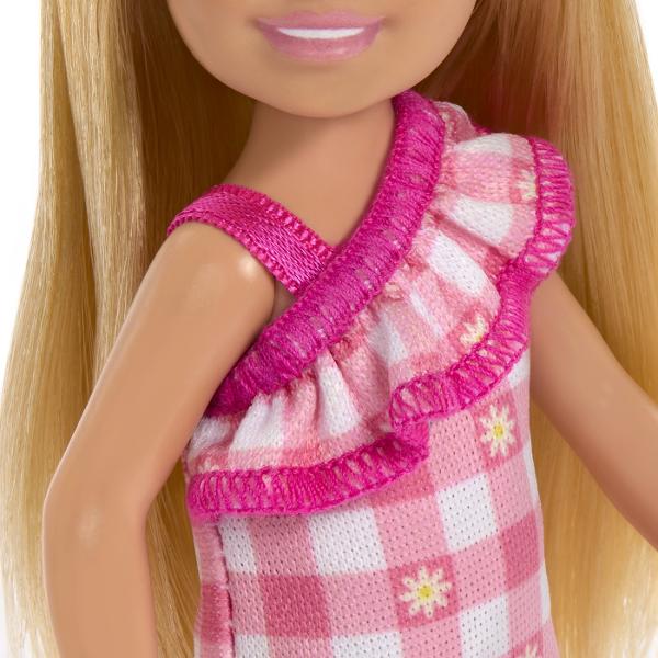 Papusile Barbie Chelsea vin cu pantofi si piese vestimentare detasabile Creeaza povesti nenumarate cu scenarii diferite impreuna cu papusile Chelsea Pentru scenarii creative achizitioneaza toate papusile Chelsea Aceasta papusa se remarca prin farmecul ei si este imbracata intr-o frumoasa rochie roz cu carouri si imprimeu inflorat care o face sa straluceasca Parul blond al papusii Chelsea este coafat lung si drept iar papucii roz completeaza perfect look-ul sau fermecator