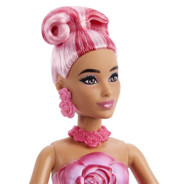 Barbie Petal Pop Papusa Barbie Trandafir Rosu este o jucarie surpriza creativa si plina de magie care ascunde in interior o papusa si accesorii adorabile Ambalajul in forma de floare cu petale colorate si design elegant se deschide pentru a dezvalui sau experienta de unboxing captivanta In interior se afla o papusa Barbie si un mic companion oferind multiple posibilitati de joaca si povesti imaginative Texturile culorile pastelate si detaliile florale stimuleaza simturile si 