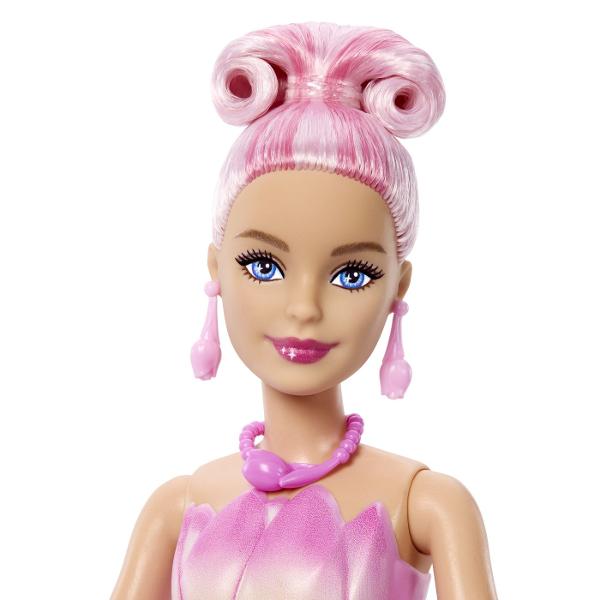 Barbie Petal Pop Papusa Barbie Lalea Roz este o jucarie surpriza creativa si plina de magie care ascunde in interior o papusa si accesorii adorabile Ambalajul in forma de floare cu petale colorate si design elegant se deschide pentru a dezvalui sau experienta de unboxing captivanta In interior se afla o papusa Barbie si un mic companion oferind multiple posibilitati de joaca si povesti imaginative Texturile culorile pastelate si detaliile florale stimuleaza simturile si creativitatea 