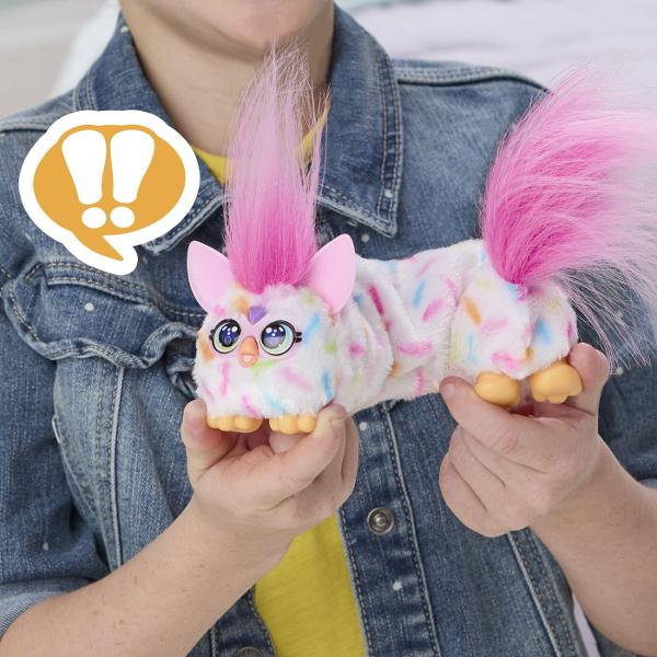 Jucarie interactiva din gama Furby Furblets BERRY conceputa pentru distractie muzicala si interactiune dinamica Produsul are un design compact si colorat cu blanita moale si detalii expresive fiind usor de transport si utiliza oriunde Jucaria este echipata cu peste 45 de sunete si efecte muzicale oferind o experienta variata prin activarea diferitelor functii Interactioneaza prin atingere si manipulare raspunzand cu sunete amuzante si melodii stimuland imaginatia si curiozitatea 