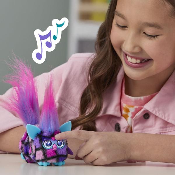 Jucarie interactiva din gama Furby Furblets DIS CO DAZZ conceputa pentru distractie muzicala si interactiune dinamica Produsul are un design compact si colorat cu blanita moale si detalii expresive fiind usor de transport si utiliza oriunde Jucaria este echipata cu peste 45 de sunete si efecte muzicale oferind o experienta variata prin activarea diferitelor functii Interactioneaza prin atingere si manipulare raspunzand cu sunete amuzante si melodii stimuland imaginatia si curiozitatea 