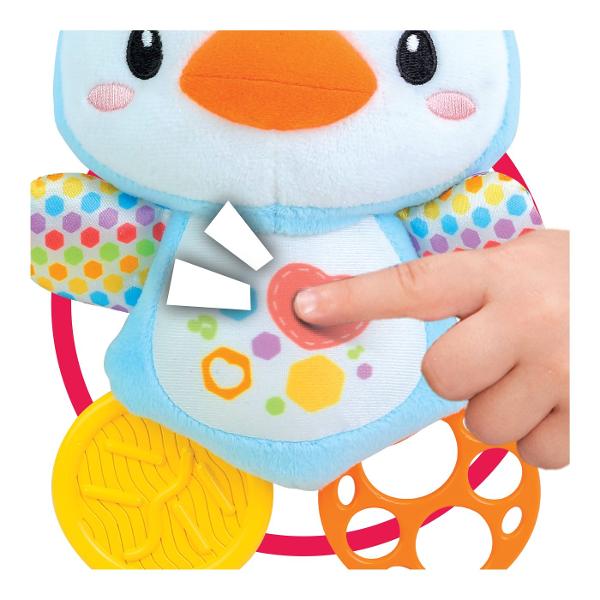 Winfun Set Jucarii Interactive Cadou Nou Nascuti este un set complet de jucarii pentru bebelusi special conceput pentru a stimula dezvoltarea senzoriala inca din primele luni de viata Setul include mai multe jucarii interactive realizate din materiale sigure si placute la atingere precum o jucarie de plus moale elemente de dentitie zornaitoare si o jucarie muzicala cu sunete si lumini Culorile vii texturile variate si functiile interactive atrag atentia copilului si incurajeaza 