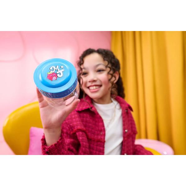 Important produs de tip surpriza nu se poate alege personajulDescopera universul plin de culoare Magic Jellykins un plus surpriza adorabil care combina joaca colectia si elementul de mister intr-un produs perfect pentru copii Ambalat intr-un recipient atractiv acest set ascunde in interior o figurina moale si simpatica inspirata din personaje haioase si colorate cu design unic si expresiv Fiecare Jellykin are un aspect diferit cu detalii vibrante si texturi placute la 