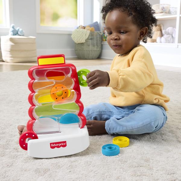 Jucaria Fisher-Price De Dezvoltare Turn Cu Discuri Colorate este special conceput pentru a stimula dezvoltarea timpurie a bebelusilor prin joaca interactiva si plina de culoare Setul include o structura transparenta cu traseu intern si discuri colorate pe care copilul le introduce in partea superioara urmarind cum acestea coboara in mod imprevizibil pana la baza Acest mecanism simplu dar captivant ajuta la dezvoltarea coordonarii mana-ochi si la intelegerea relatiei cauza-efect Designul 