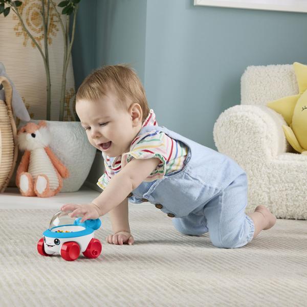 Masinuta Fisher-Price este o jucarie interactiva special conceputa pentru bebelusi care incurajeaza miscarea si explorarea Atunci cand copilul impinge sau moveaza masinita bilele colorate din interior sar si se misca in cupola transparenta creand efecte vizuale si sunete distractive Designul prietenos cu fata zambitoare si culori vii capteaza atentia celor mici si ii incurajeaza sa se joace activ Miscarea bilelor ajuta copilul sa inteleaga relatia cauza-efect stimuland in acelasi timp 