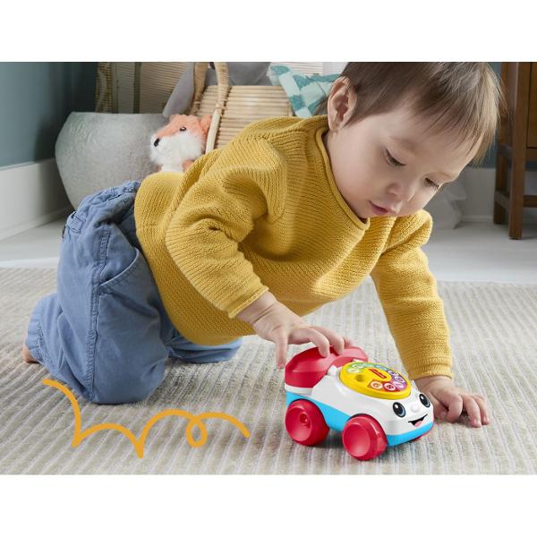 Telefonul interactiv Fisher-Price Vehicul Telefon este o jucarie clasica reinterpretata intr-un design modern si prietenos special conceputa pentru bebelusi Cu un aspect vesel si culori atractive aceasta jucarie stimuleaza curiozitatea si incurajeaza joaca activa Discul rotativ numerotat permite copilului sa interactioneze prin rotire dezvoltand coordonarea mana-ochi si abilitati motorii fine Rotile functionale transforma jucaria intr-un vehicul usor de impins sau tras sustinand miscarea 