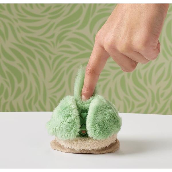 Jucarie interactiva tip Furblets Grogu compacta si usor de transport conceputa pentru distractie rapida si interactiune muzicala Produsul reda peste 45 de sunete si efecte audio oferind o experienta dinamica prin activarea diferitelor functii tactile Designul colorat si expresiv atrage atentia iar dimensiunea redusa permite utilizarea oriunde acasa sau in deplasare Este realizat din materiale rezistente potrivite pentru utilizare frecventa Produsul functioneaza pe baza de baterie tip 