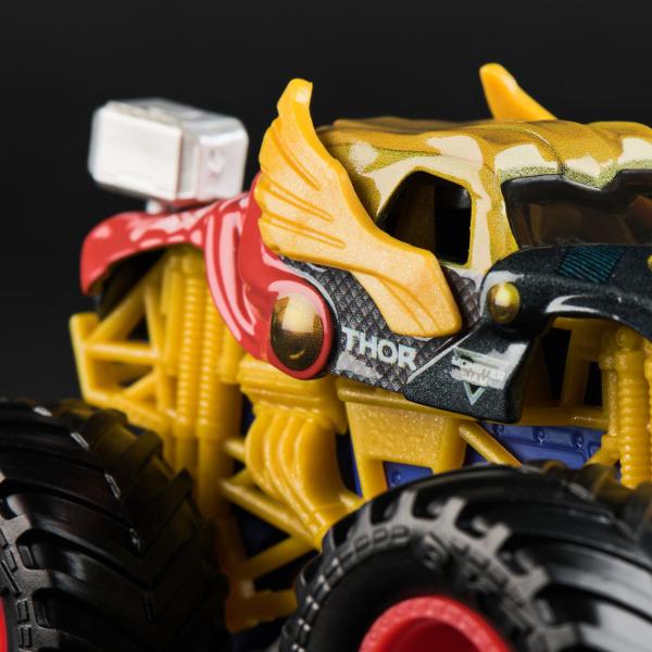 Paseste in universul plin de actiune in care Monster Jam huruie si supereroii Marvel se inalta Seria de camioane vopsite Marvel Monster Jam la scara 164 nu este doar o colectie Este un omagiu adus Universului Marvel Aceste camioane de tip monster truck inscriptionate cu simbolurile si culorile unor embleme precum Thor Captain America Iron Man Black Panther si Spider-Man aduc acasa spectacolul superputerilor si al cascadoriilor de pe stadion Cu anvelope autentice BKT si o caroserie cu 