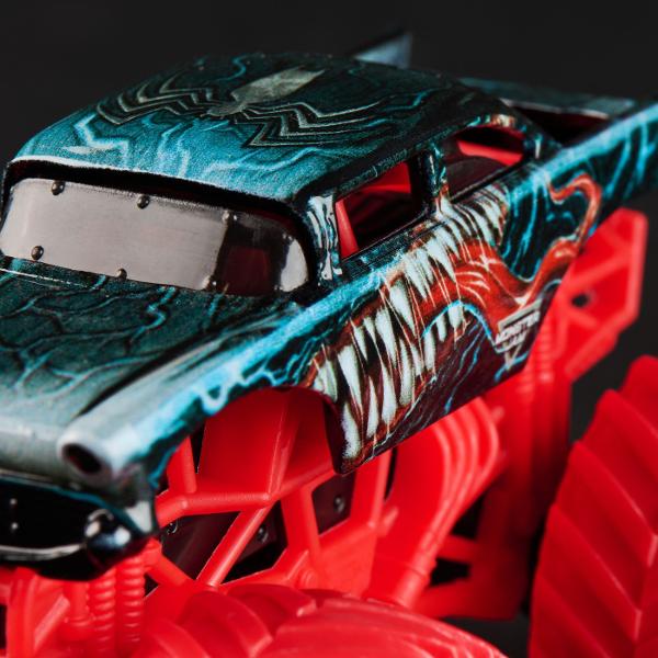 Paseste in universul plin de actiune in care Monster Jam huruie si supereroii Marvel se inalta Seria de camioane vopsite Marvel Monster Jam la scara 164 nu este doar o colectie Este un omagiu adus Universului Marvel Aceste camioane de tip monster truck inscriptionate cu simbolurile si culorile unor embleme precum Thor Captain America Iron Man Black Panther si Spider-Man aduc acasa spectacolul superputerilor si al cascadoriilor de pe stadion Cu anvelope autentice BKT si o caroserie cu 