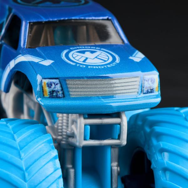 Paseste in universul plin de actiune in care Monster Jam huruie si supereroii Marvel se inalta Seria de camioane vopsite Marvel Monster Jam la scara 164 nu este doar o colectie Este un omagiu adus Universului Marvel Aceste camioane de tip monster truck inscriptionate cu simbolurile si culorile unor embleme precum Thor Captain America Iron Man Black Panther si Spider-Man aduc acasa spectacolul superputerilor si al cascadoriilor de pe stadion Cu anvelope autentice BKT si o caroserie cu 