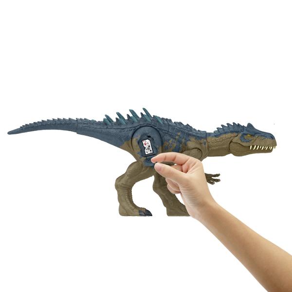 Acest Allosaurus Rampagin&39 nemilos este o evolutie epica a figurinelor Jurassic World Este un dinozaur evoluat si pregatit de aventura Un buton de pe coada ridica in mod spectaculos tepusele de pe spate si coada creand o imagine impresionanta Rotita de pe spatele acestui dinozaur activeaza o miscare continua si realista simbolizand atacuri feroce cu muscaturi si ragete puternice Allosaurus are tepi pe spate si pe coada care cresc in marime si ferocitate atunci cand butonul este 
