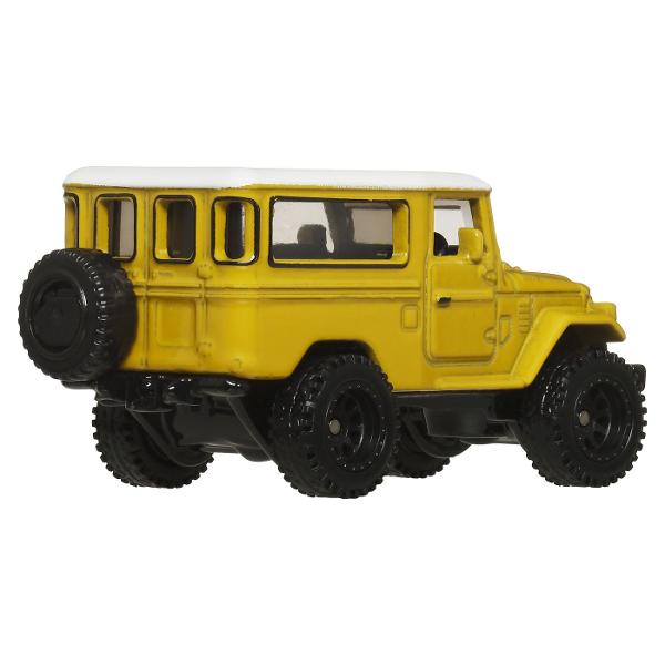 Colectia de caroserie din metal la scara 164 reproduce vehiculele preferate de fani cu anvelope reale Real Rider si grafica personalizata Fiecare model are decoratiuni speciale si ambalaje numerotate Le poti adauga pe toate in colectia ta Fiecare se vinde separat si in functie de disponibilitate Culorile si decoratiunile pot varia Acest pachet contine masinuta Toyota Land Cruiser FJ43