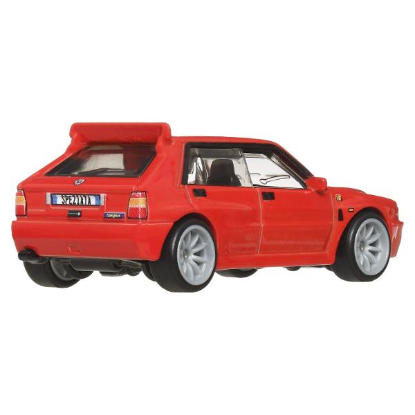 Colectia de caroserie din metal la scara 164 reproduce vehiculele preferate de fani cu anvelope reale Real Rider si grafica personalizata Fiecare model are decoratiuni speciale si ambalaje numerotate Le poti adauga pe toate in colectia ta Fiecare se vinde separat si in functie de disponibilitate Culorile si decoratiunile pot varia Acest pachet contine masinuta Lancia Delta Integrale