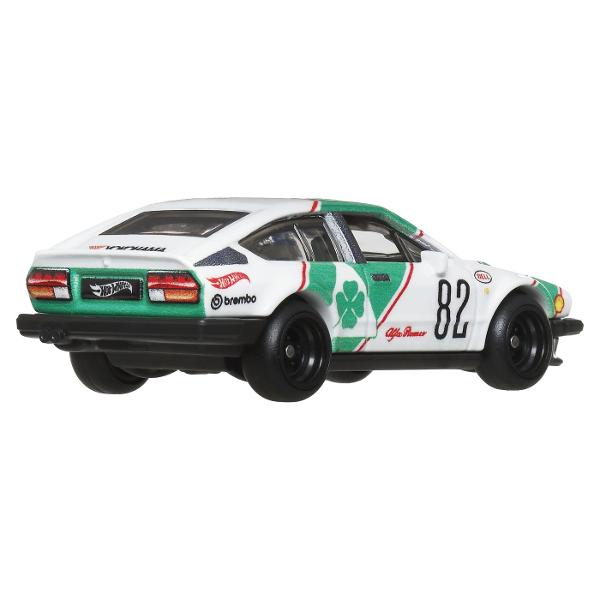 Colectia de caroserie din metal la scara 164 reproduce vehiculele preferate de fani cu anvelope reale Real Rider si grafica personalizata Fiecare model are decoratiuni speciale si ambalaje numerotate Le poti adauga pe toate in colectia ta Fiecare se vinde separat si in functie de disponibilitate Culorile si decoratiunile pot varia Acest pachet contine masinuta Alfa Romeo GTV6 30