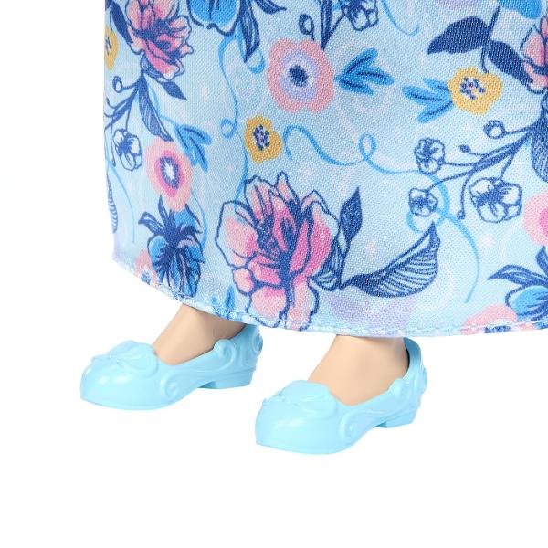 Aceasta papusa din colectia Disney Princess aduce farmecul povestilor clasice intr-o forma moderna si eleganta Modelul este realizat cu atentie la detalii avand o rochie lunga colorata si decorata cu imprimeuri inspirate din universul Disney Parul este coafat cu grija iar expresia delicata a fetei completeaza aspectul prietenos si magic al papusii Papusa este usor de manevrat fiind potrivita pentru joaca zilnica si pentru scenarii imaginative Designul robust si materialele rezistente 