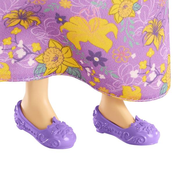 Aceasta papusa din colectia Disney Princess aduce farmecul povestilor clasice intr-o forma moderna si eleganta Modelul este realizat cu atentie la detalii avand o rochie lunga colorata si decorata cu imprimeuri inspirate din universul Disney Parul este coafat cu grija iar expresia delicata a fetei completeaza aspectul prietenos si magic al papusii Papusa este usor de manevrat fiind potrivita pentru joaca zilnica si pentru scenarii imaginative Designul robust si materialele rezistente 