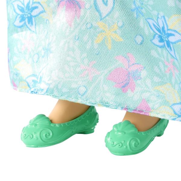 Aceasta papusa din colectia Disney Princess aduce farmecul povestilor clasice intr-o forma moderna si eleganta Modelul este realizat cu atentie la detalii avand o rochie lunga colorata si decorata cu imprimeuri inspirate din universul Disney Parul este coafat cu grija iar expresia delicata a fetei completeaza aspectul prietenos si magic al papusii Papusa este usor de manevrat fiind potrivita pentru joaca zilnica si pentru scenarii imaginative Designul robust si materialele rezistente 